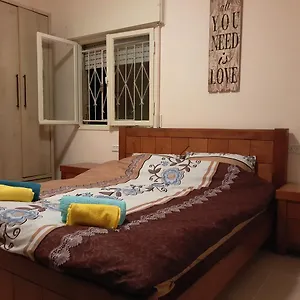 3 Stairs Only To Cozy Flat On Hillel St דירה חיפה