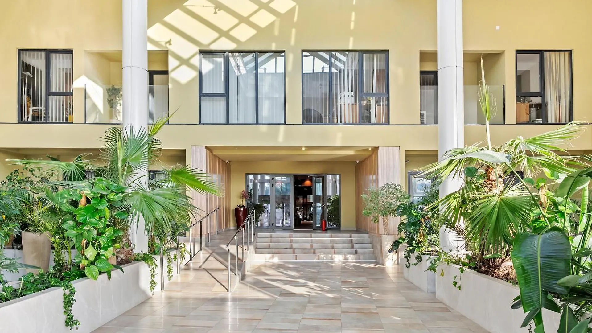 Rin Luxury Apartments Pool & Spa Bükreş